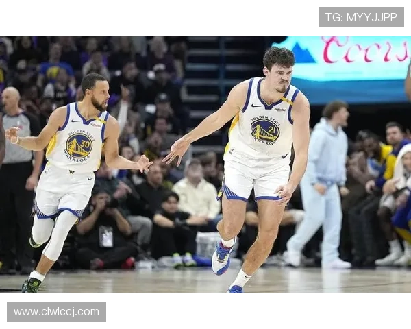 勇士快速反击波斯特外线三分精准命中助力球队领先