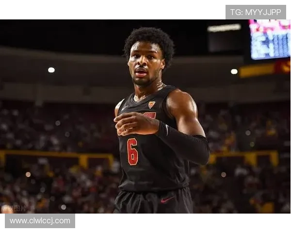 布朗尼积极拼抢助力范德比尔特轻松得分推动球队比赛节奏提升